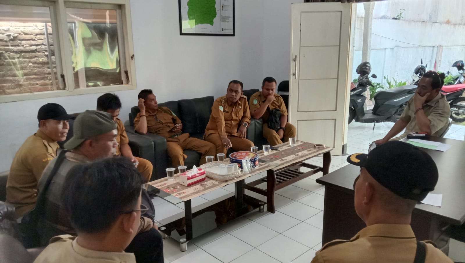 Rapat Koordinasi Lomba Siskamling di Kecamatan Sumbersuko Digelar di Rumah Dinas Camat
