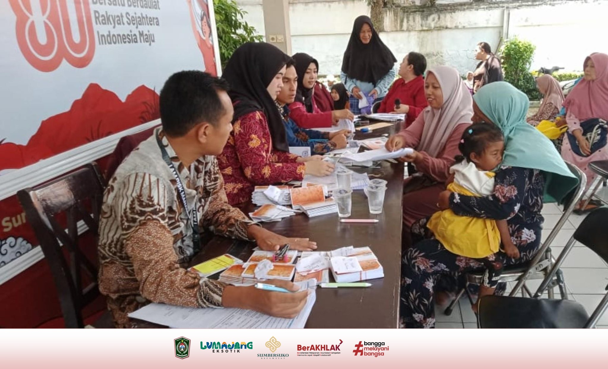Pendistribusian Bantuan Sosial KKS dan Buku Tabungan bagi Penerima PKH dan Sembako di Kecamatan Sumb