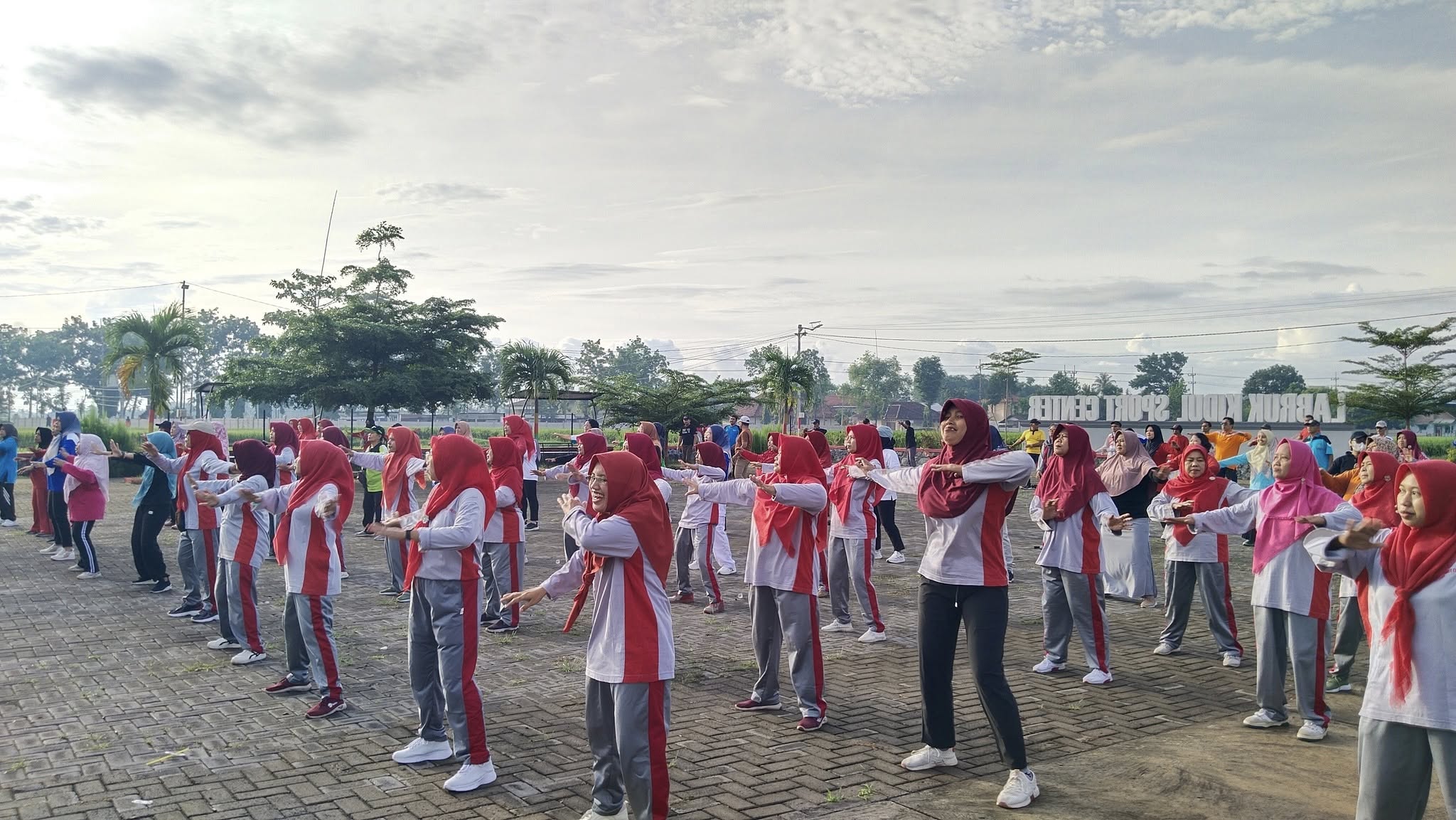 Perkuat Kebugaran, Dinas Terkait dan Perangkat Desa Sumbersuko Gelar Senam Bersama di Sport Center