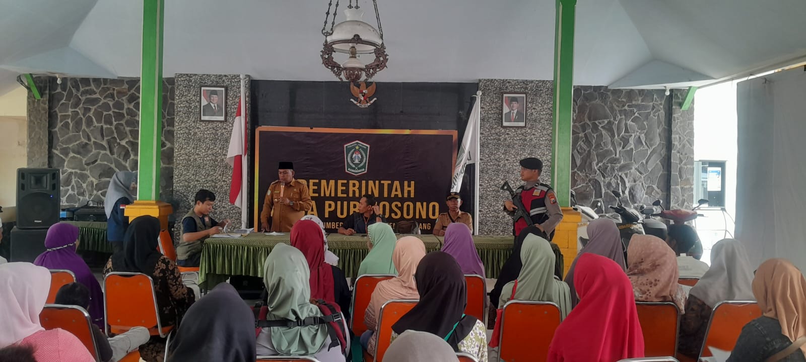 KASI PEMERINTAHAN KECAMATAN SUMBERSUKO HADIRI PEMBAGIAN BLTS KESRA DI DESA PURWOSONO