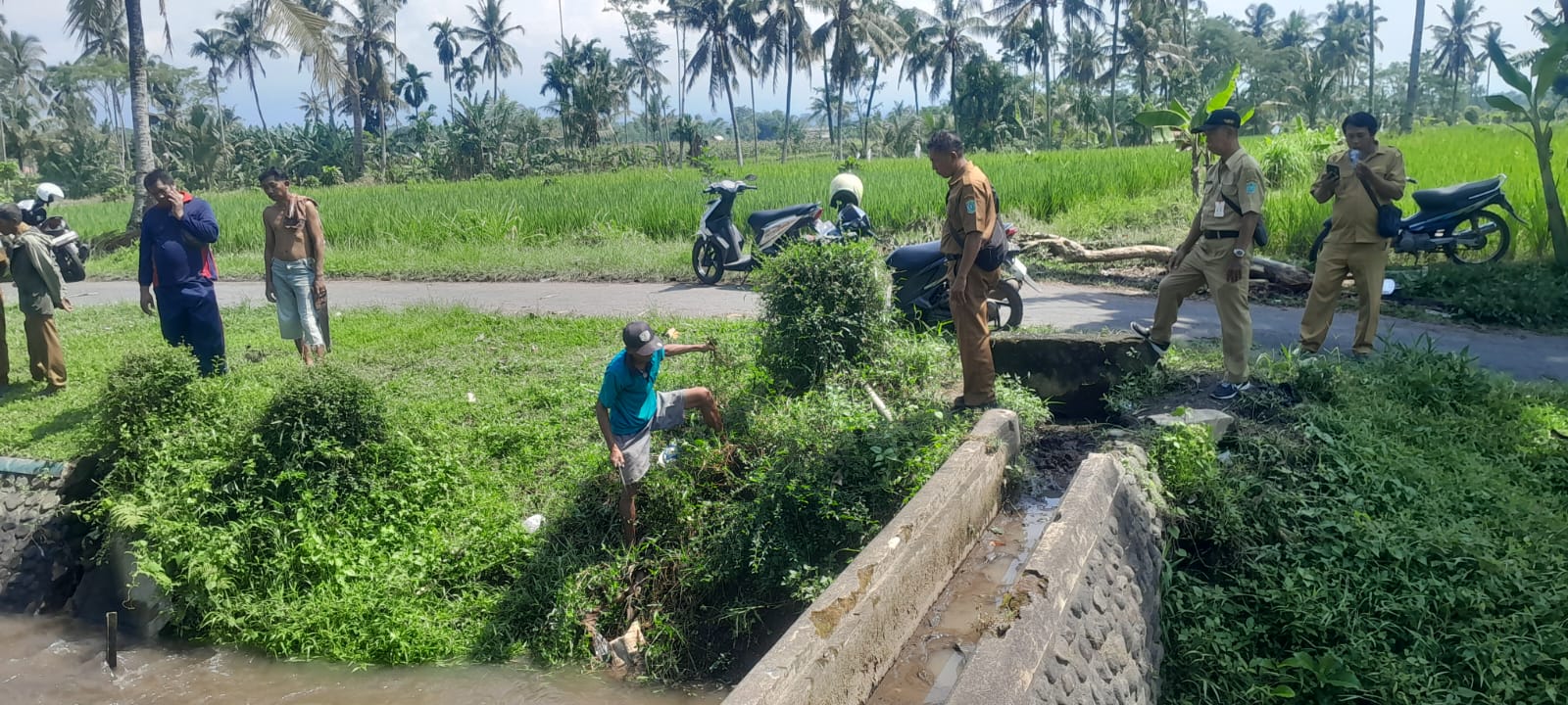 Kerja Bakti Warga Perbaiki Tanggul Jebol di Dusun Darungan, Desa Mojosari