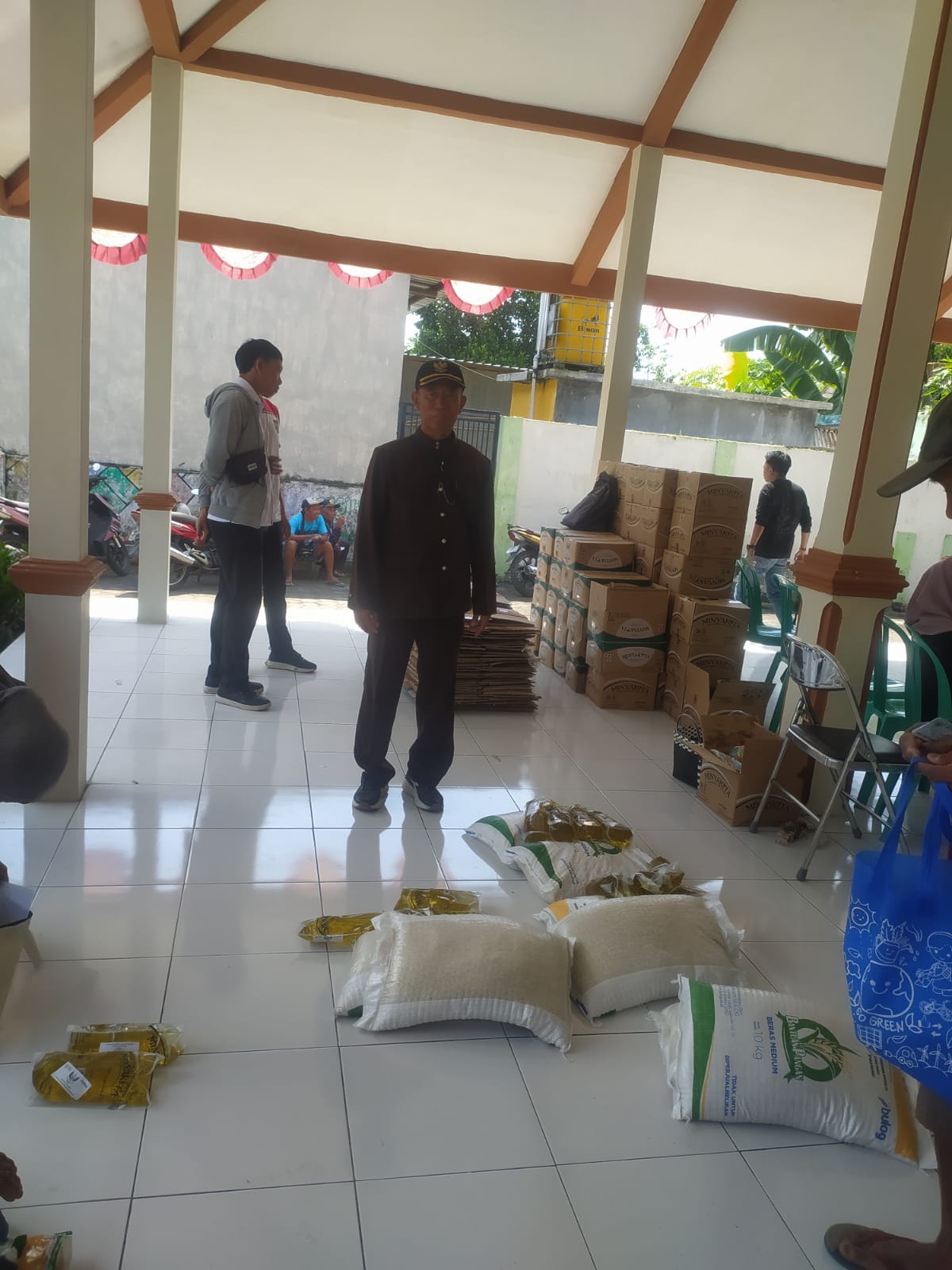 Kasi Tapem Kecamatan Sumbersuko Tinjau Penyaluran Bantuan Pangan di Sejumlah Desa