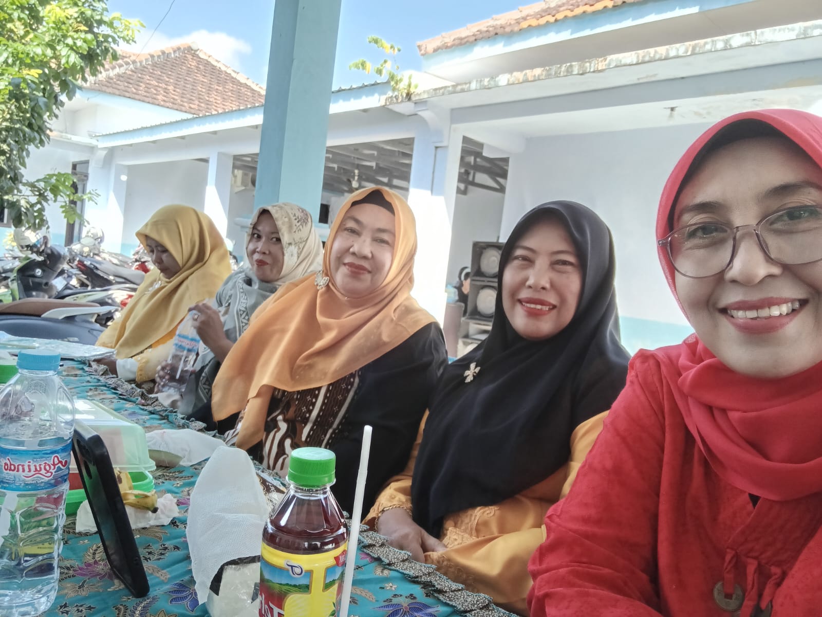 Camat Sumbersuko dan Ketua TP PKK Hadiri Halal Bihalal serta Peringatan Hari Kartini di Balai Desa G