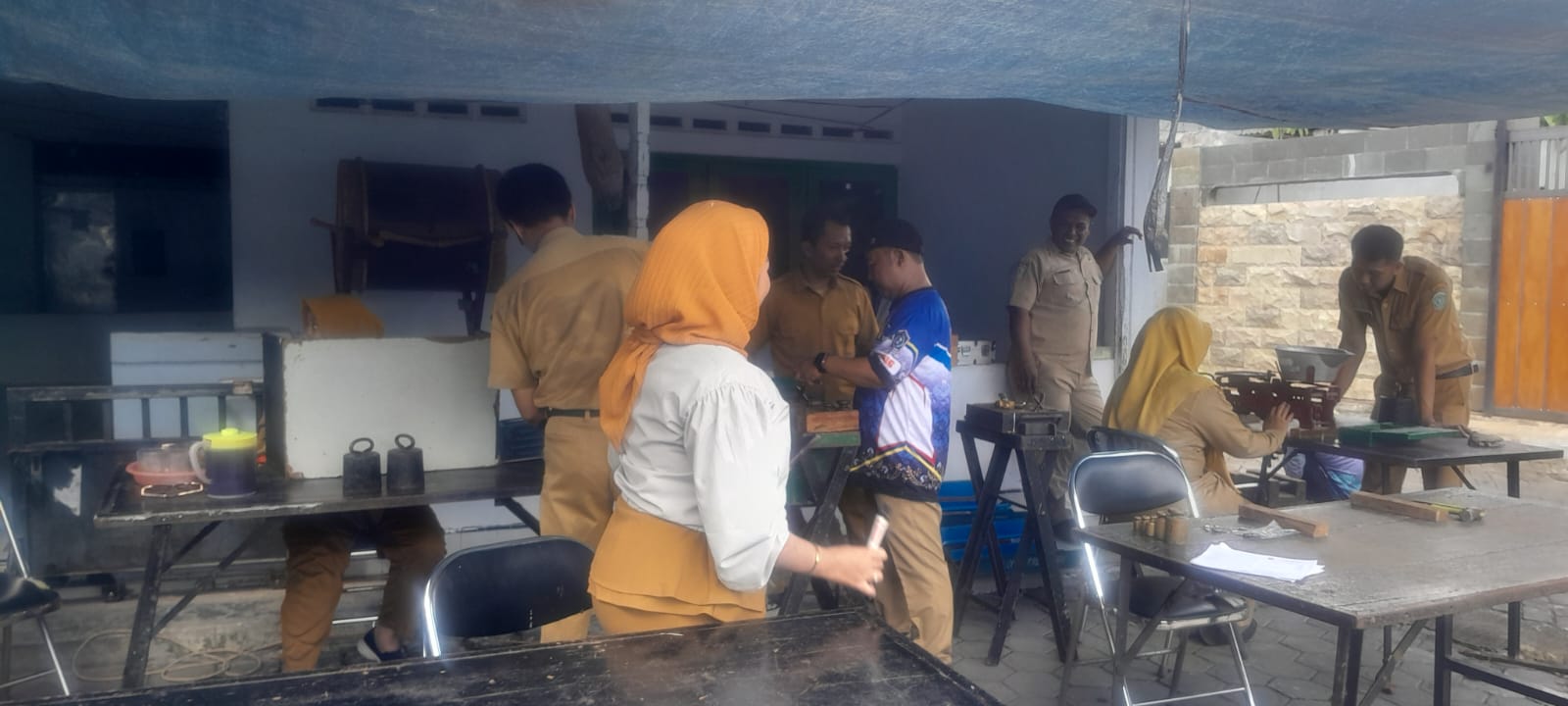 Sekcam Sumbersuko dan Kasi Tapem Dampingi Tera Ulang Timbangan di Pasar Labruk Kidul